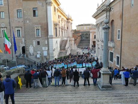 #ATestaAlta - La manifestazione a sostegno della Raggi è un clamoroso flop: i romani le voltano le spalle! #ATestaAlta - La manifestazione a sostegno della Raggi è un clamoroso flop: i romani le voltano le spalle!