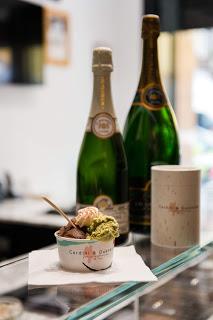 Cerdini & Quenardel: dalla coppa alla coppetta, un nuovo modo di gustare lo champagne Non solo in abbinamento a macarons, gelati e cioccolato: al nuovo concept store Cerdini & Quenardel arriva il gelato allo champagne. Cerdini & Quenardel: dalla coppa alla coppetta, un nuovo modo di gustare lo champagne Non solo in abbinamento a macarons, gelati e cioccolato: al nuovo concept store Cerdini & Quenardel arriva il gelato allo champagne.