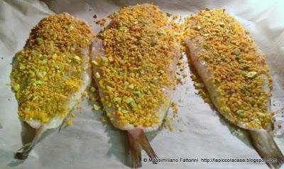 Filetti di nasello panati al forno con pistacchio timo e pane alla curcuma Filetti di nasello panati al forno con pistacchio timo e pane alla curcuma