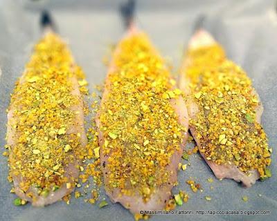 Filetti di nasello panati al forno con pistacchio timo e pane alla curcuma Filetti di nasello panati al forno con pistacchio timo e pane alla curcuma