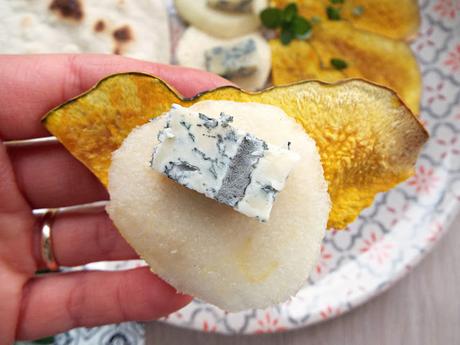 Carpaccio di pera con chips di zucca e Blu Mugello Carpaccio di pera con chips di zucca e Blu Mugello