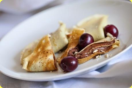 Tutte le ricette per creare dolci tipici e tradizionali natalizi: ecco 10 Dolci con Frutta Crepes con Nutella, ciliegie denocciolate e mandorle integrali