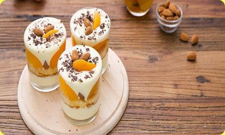 Tutte le ricette per creare dolci tipici e tradizionali natalizi: ecco 10 Dolci con Frutta Tiramisù al bicchiere albicocche e mandorle