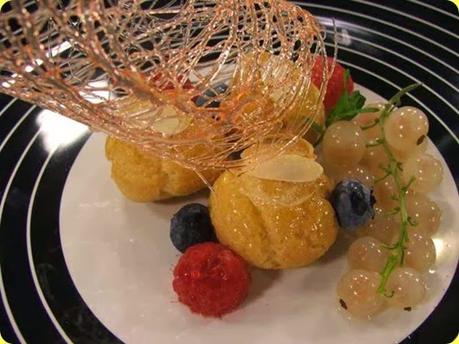 Tutte le ricette per creare dolci tipici e tradizionali natalizi: ecco 10 Dolci con Frutta Bigne' gluten free con crema alla frutta e caramello croccante
