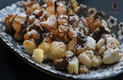 Briciole dolci di pasta sfoglia, sfruttiamo gli avanzi! Briciole dolci di pasta sfoglia, sfruttiamo gli avanzi!