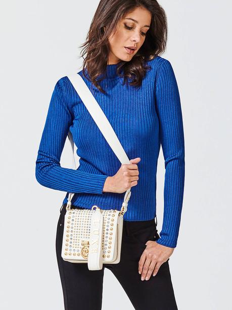 SE CERCHI IL GIUSTO LOOK PER LE FESTE CON GUESS LO HAI TROVATO! SE CERCHI IL GIUSTO LOOK PER LE FESTE CON GUESS LO HAI TROVATO!