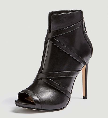 SE CERCHI IL GIUSTO LOOK PER LE FESTE CON GUESS LO HAI TROVATO! SE CERCHI IL GIUSTO LOOK PER LE FESTE CON GUESS LO HAI TROVATO!