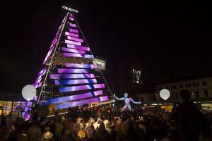Oppo festeggia il Natale in Darsena a Milano Oppo