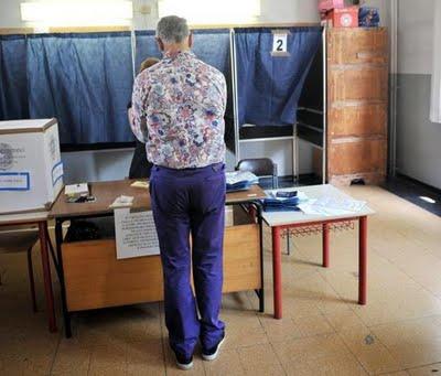 Il look gayo di Formigoni al seggio per le votazioni