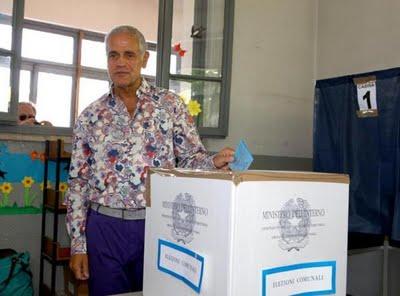 Il look gayo di Formigoni al seggio per le votazioni