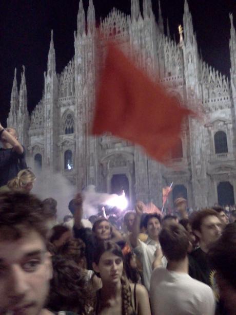 Bandiera rossa in piazza Duomo!