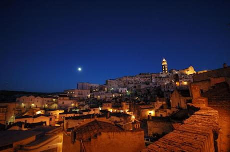 'Signora luna', Matera fra Sassi e realtà