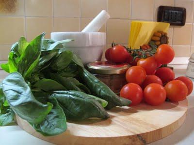 Trenette al pesto, pomodorini e tonno