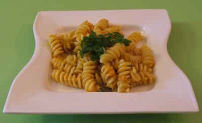 Fusilli con crema di peperoni gialli, capperi e acciughe