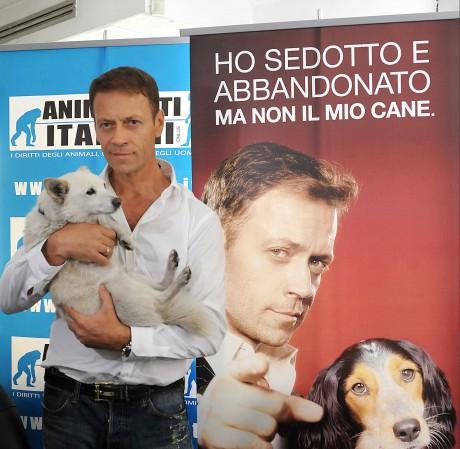 ROCCO SIFFREDI A FAVORE, UPS... CONTRO L'ABBANDONO DEI CANI