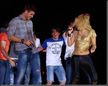 shakira-gerard-pique-concert-on-stage-05302011-19-430x342