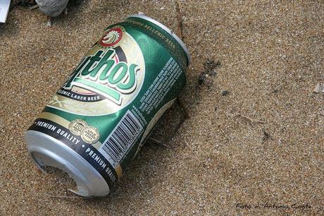 Lattina di birra abbandonata in spiaggia