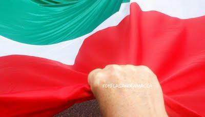 CON IL TRICOLORE IN PUGNO