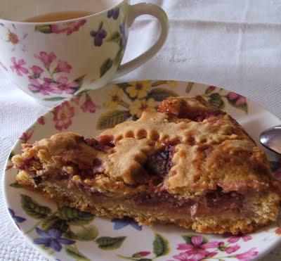 Crostata con panna e piccoli frutti