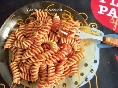 FUSILLONI DI KAMUT INTEGRALI CON SALSA DI POMODORO CILIEGINO