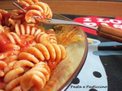 FUSILLONI DI KAMUT INTEGRALI CON SALSA DI POMODORO CILIEGINO