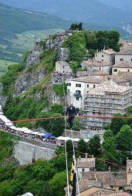 Il filosofo funambolo a spasso a 90 metri da terra su Pennabilli