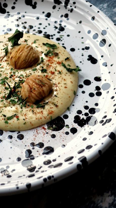 Idee per l'antipasto delle feste: fonduta di taleggio con castagne e rucola selvatica Idee per l'antipasto delle feste: fonduta di taleggio con castagne e rucola selvatica