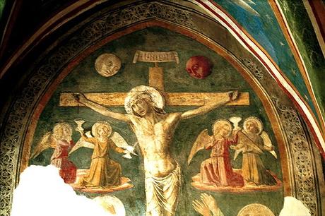 Nella crocefissione del Monastero di Visoki Decani, non ci sono UFO solo simboli cristiani Nella crocefissione del Monastero di Visoki Decani, non ci sono UFO solo simboli cristiani