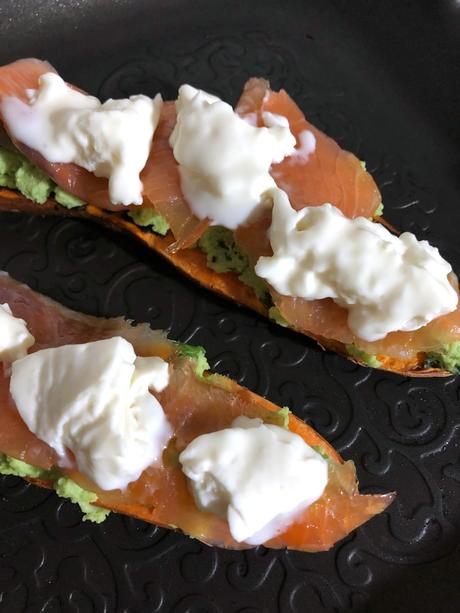 Toast di patata americana con crema di edamame, salmone e stracchino toast-patata-americana-edamame-salmone-e-creme-fraiche