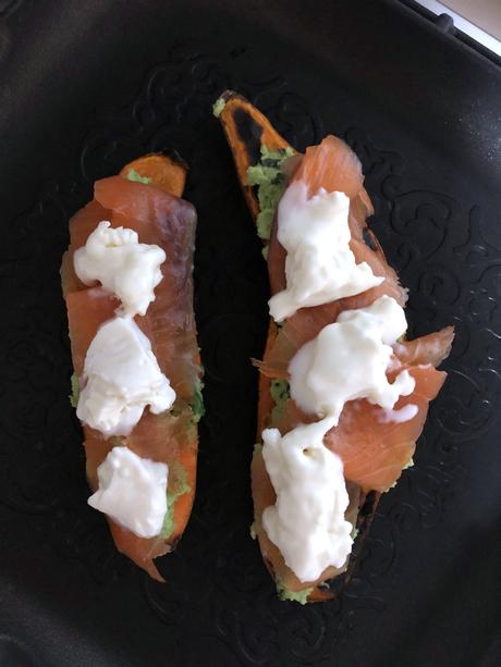 Toast di patata americana con crema di edamame, salmone e stracchino toast-patata-americana-edamame-salmone-e-creme-fraiche