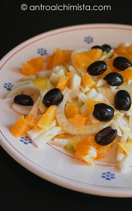 Insalata di Finocchi, Arance e Olive Nere con Olio Agrumato al Mandarino Insalata di Finocchi, Arance e Olive Nere con Olio Agrumato al Mandarino