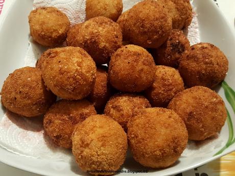 Arancini al ragù e piselli https://lericettediclaudiaeandre.blogspot.com/