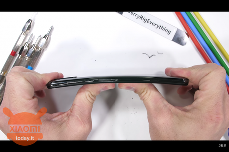 Mi Mix 3 quanto è resistente? Ce lo mostra JerryRigEverything Mi Mix 3 durability test
