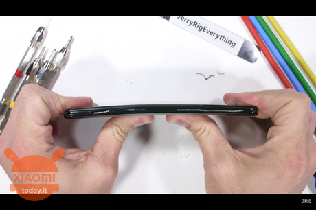 Mi Mix 3 quanto è resistente? Ce lo mostra JerryRigEverything Mi Mix 3 durability test