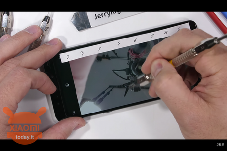 Mi Mix 3 quanto è resistente? Ce lo mostra JerryRigEverything Mi Mix 3 durability test
