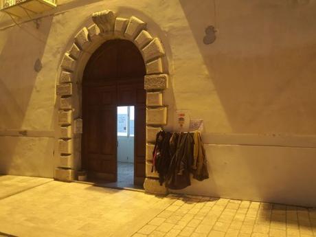 In Campania come in Svezia e Iran: cappotti per i bisognosi sul ‘muro della gentilezza’ In Campania come in Svezia e Iran: cappotti per i bisognosi sul ‘muro della gentilezza’