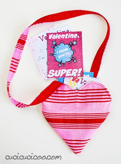 Come cucire un festone per San Valentino Questa borsa San Valentino fai da te con la sua forma a cuore reversibile è perfetto per le bambine nel giorno dell’amore, e non solo! Cartamodello gratuito e tutorial di Cucicucicoo Patterns! #sanvalentino #sanvalentinofaidate