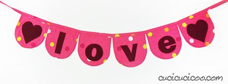 Come cucire un festone per San Valentino Che bello! Come cucire un festone per San Valentino con ritagli e lo sbieco. Ottima decorazione handmade che esprime l’amore ai tuoi cari il 14 febbraio o ogni giorno! #sanvalentino #decorazionisanvalentino #sanvalentinofaidate