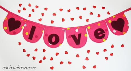 Come cucire un festone per San Valentino Che bello! Come cucire un festone per San Valentino con ritagli e lo sbieco. Ottima decorazione handmade che esprime l’amore ai tuoi cari il 14 febbraio o ogni giorno! #sanvalentino #decorazionisanvalentino #sanvalentinofaidate