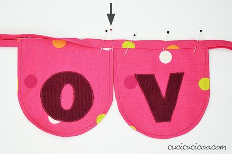 Come cucire un festone per San Valentino Che bello! Come cucire un festone per San Valentino con ritagli e lo sbieco. Ottima decorazione handmade che esprime l’amore ai tuoi cari il 14 febbraio o ogni giorno! #sanvalentino #decorazionisanvalentino #sanvalentinofaidate
