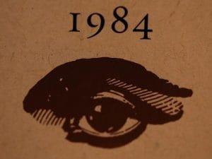 “1984” compie 70 anni: oggi il mondo immaginato da George Orwell non è più distopico, ma reale “1984” compie 70 anni: oggi il mondo immaginato da George Orwell non è più distopico, ma reale
