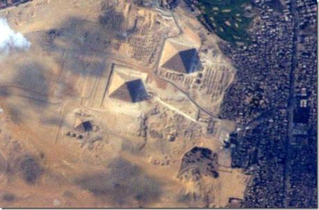 Scoperto un disegno di Alieno e una Piramide su una foto della Nasa di Nettuno ? Scoperto un disegno di Alieno e una Piramide su una foto della Nasa di Nettuno ?