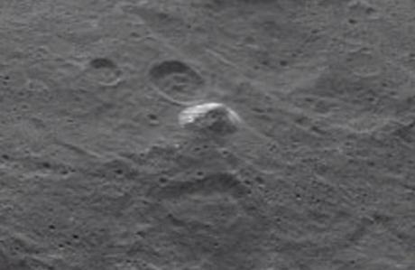 Scoperto un disegno di Alieno e una Piramide su una foto della Nasa di Nettuno ? Scoperto un disegno di Alieno e una Piramide su una foto della Nasa di Nettuno ?