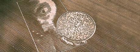 Scoperto un disegno di Alieno e una Piramide su una foto della Nasa di Nettuno ? Scoperto un disegno di Alieno e una Piramide su una foto della Nasa di Nettuno ?