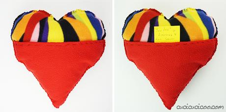 Come fare un cuscino cuore cucito a mano con tasca Festeggia San Valentino con messaggi d’amore dentro la tasca di questo cuscino cuore cucito a mano! Il cartamodello gratis è semplice per principianti e bambini da cucire a mano o a macchina. #sanvalentino #sanvalentinofaidate
