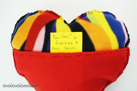 Come fare un cuscino cuore cucito a mano con tasca Festeggia San Valentino con messaggi d’amore dentro la tasca di questo cuscino cuore cucito a mano! Il cartamodello gratis è semplice per principianti e bambini da cucire a mano o a macchina. #sanvalentino #sanvalentinofaidate