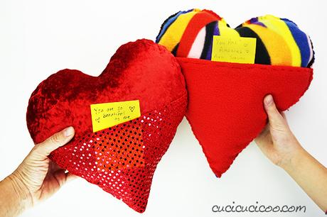 Come fare un cuscino cuore cucito a mano con tasca Festeggia San Valentino con messaggi d’amore dentro la tasca di questo cuscino cuore cucito a mano! Il cartamodello gratis è semplice per principianti e bambini da cucire a mano o a macchina. #sanvalentino #sanvalentinofaidate