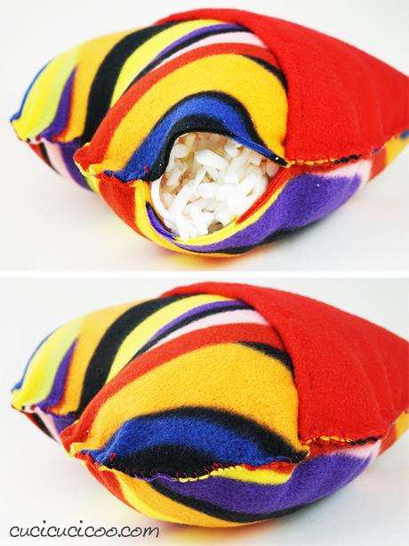 Come fare un cuscino cuore cucito a mano con tasca Festeggia San Valentino con messaggi d’amore dentro la tasca di questo cuscino cuore cucito a mano! Il cartamodello gratis è semplice per principianti e bambini da cucire a mano o a macchina. #sanvalentino #sanvalentinofaidate