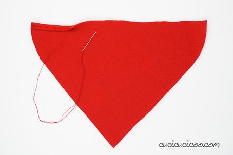Come fare un cuscino cuore cucito a mano con tasca Festeggia San Valentino con messaggi d’amore dentro la tasca di questo cuscino cuore cucito a mano! Il cartamodello gratis è semplice per principianti e bambini da cucire a mano o a macchina. #sanvalentino #sanvalentinofaidate