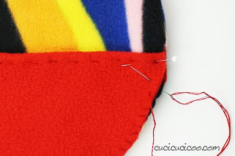 Come fare un cuscino cuore cucito a mano con tasca Festeggia San Valentino con messaggi d’amore dentro la tasca di questo cuscino cuore cucito a mano! Il cartamodello gratis è semplice per principianti e bambini da cucire a mano o a macchina. #sanvalentino #sanvalentinofaidate